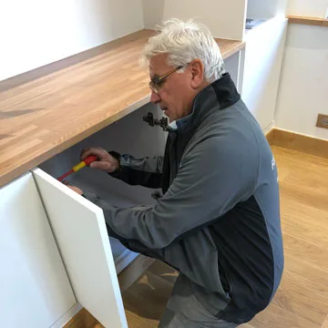 Handwerker bei der Montage einer Fenster Jalousie