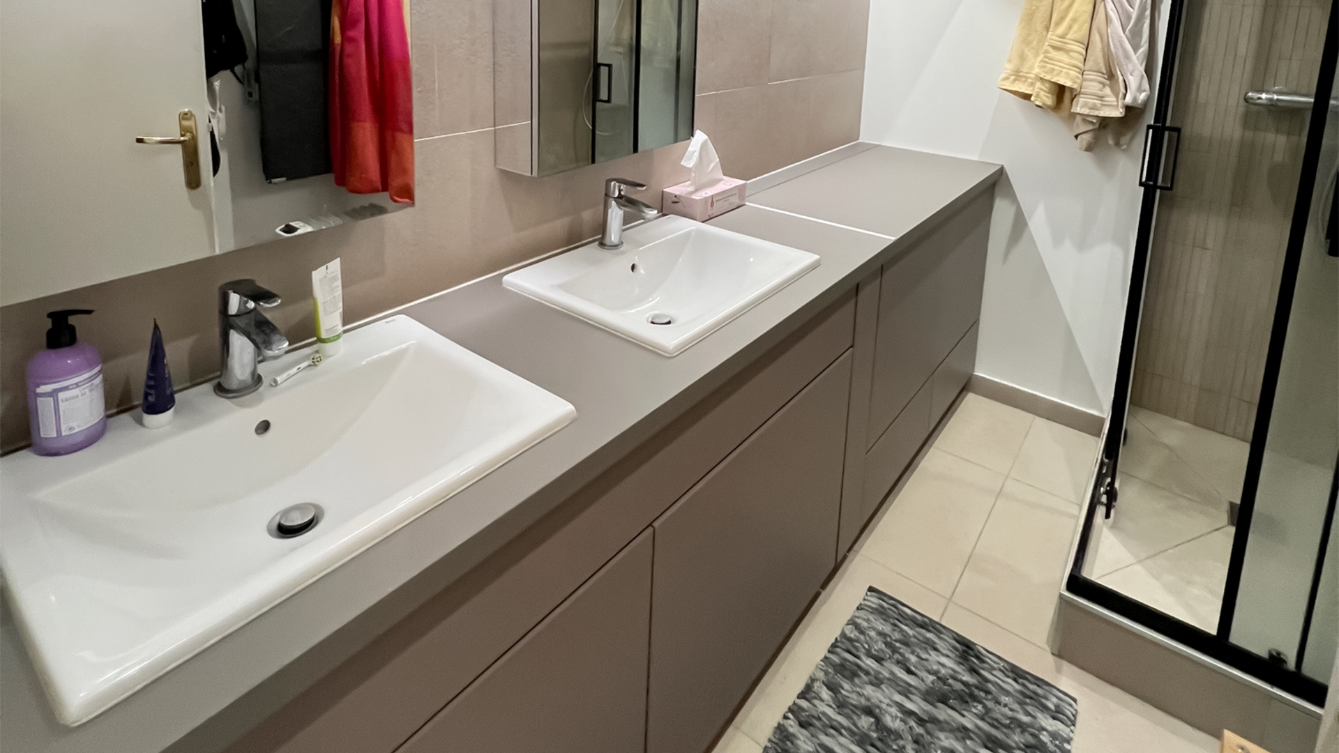 Rénovation de salle de bain avec un nouveau meuble double vasque