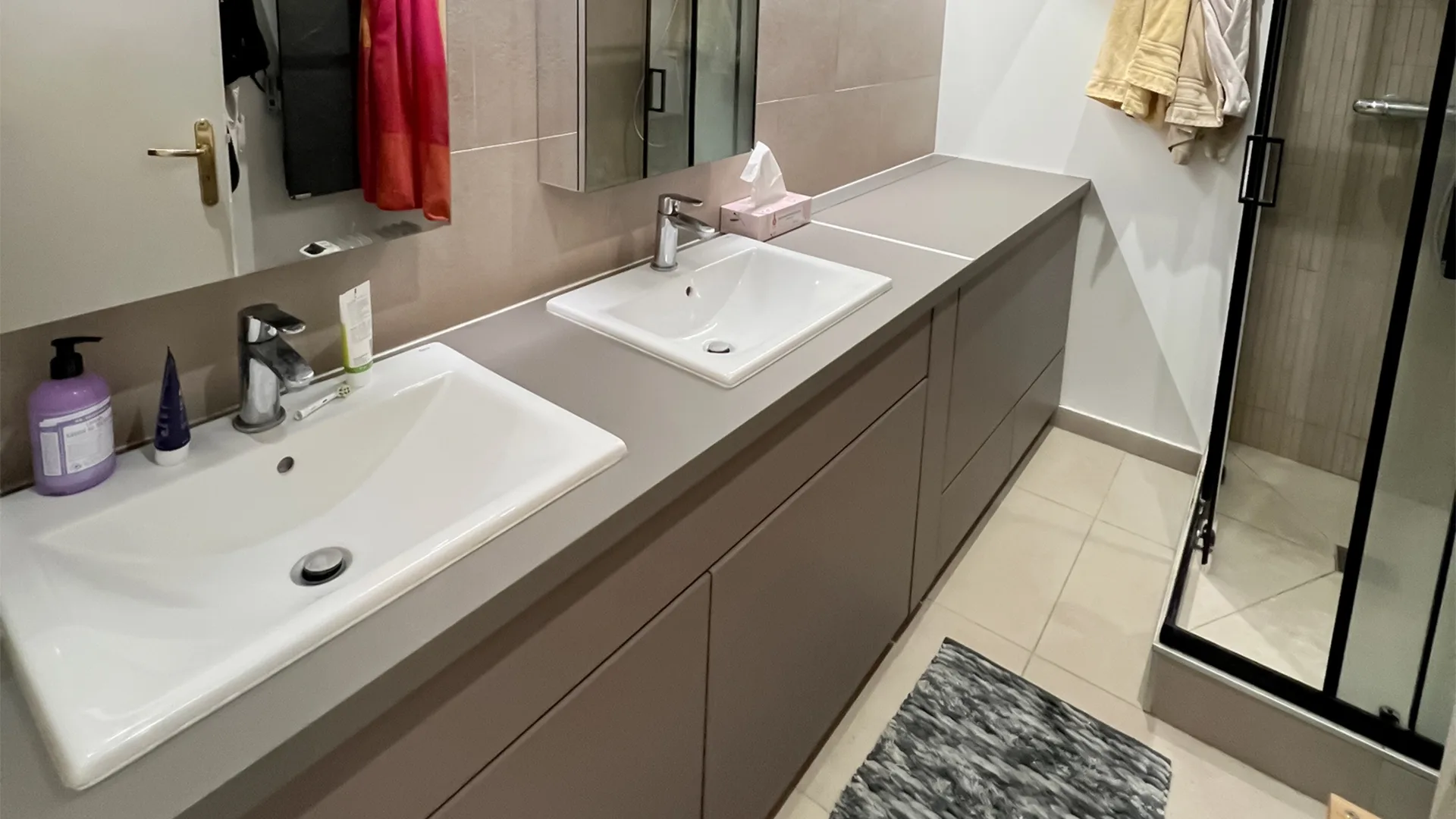 Rénovation de salle de bain avec un nouveau meuble double vasque