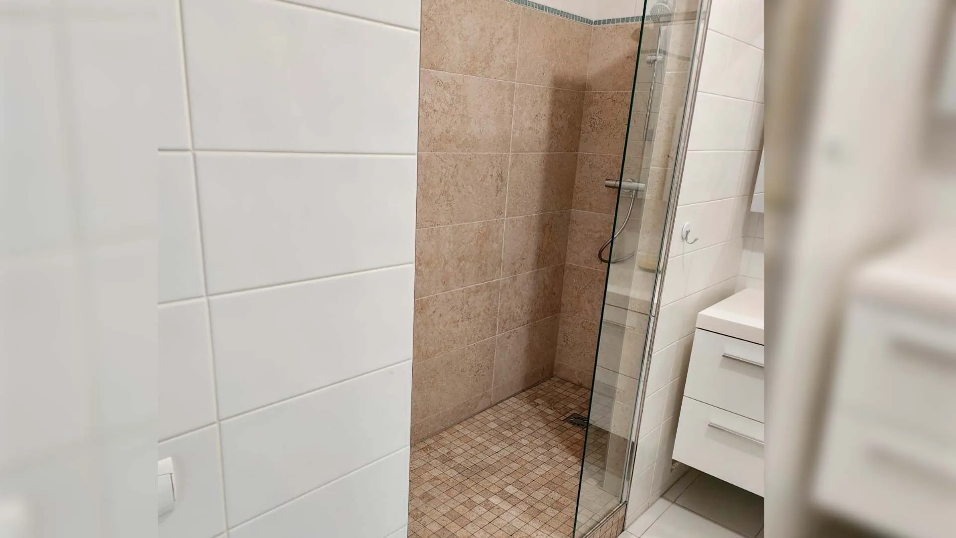 Réalisation d'une transformation d'une baignoire en douche