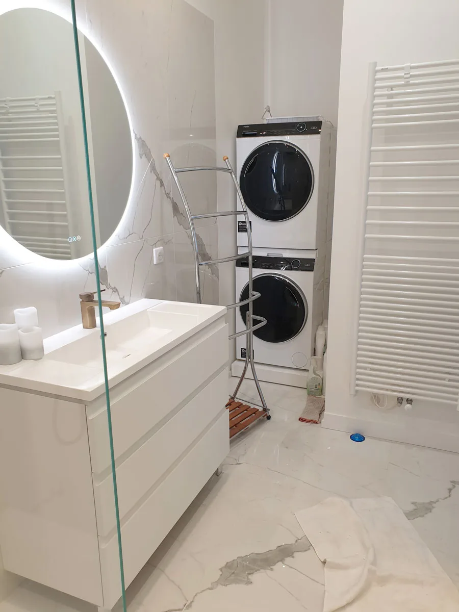 vue d'ensemble salle de bain blanche épurée et moderne