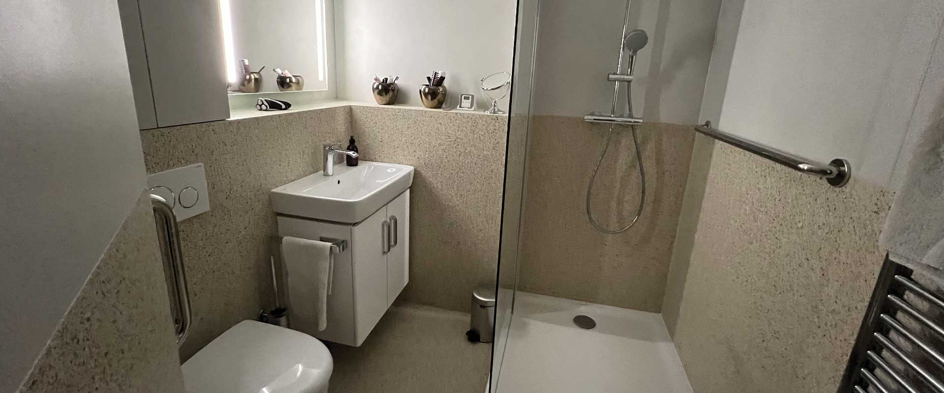 Nouvelle salle de bain rénovée avec des panneaux en céramique, pour l'optimisation de l'espace