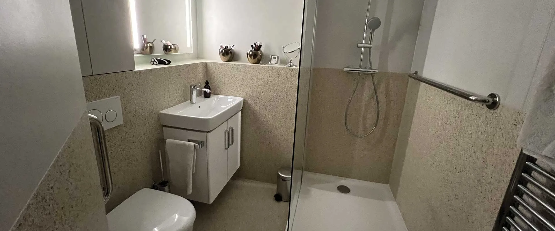 Nouvelle salle de bain rénovée avec des panneaux en céramique, pour l'optimisation de l'espace