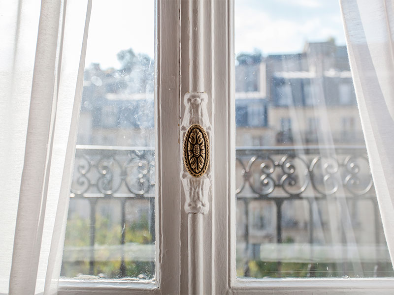 Fenêtre simple vitrage laissant passer l'air