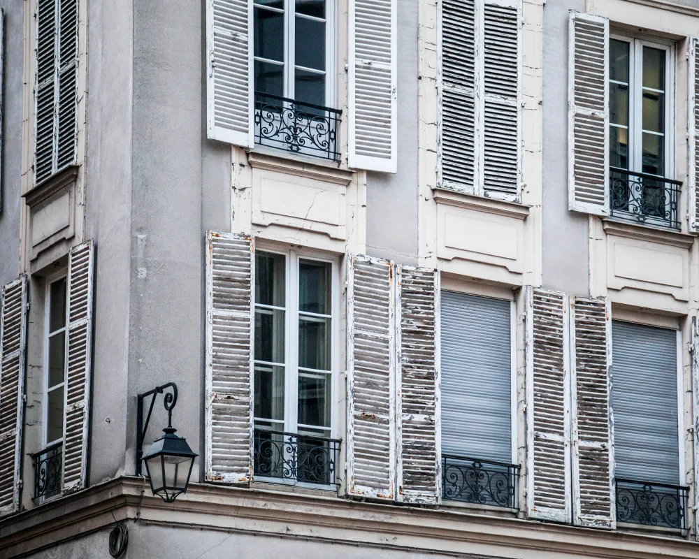 Les huisseries posent des problèmes d'isolation thermique et phonique, notamment à Paris